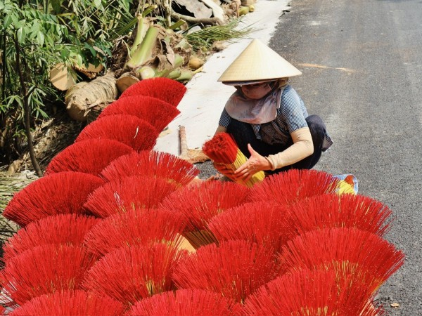 Làng nghề ở TP.HCM mùa tết: Làng nhang Lê Minh Xuân 100 năm tuổi