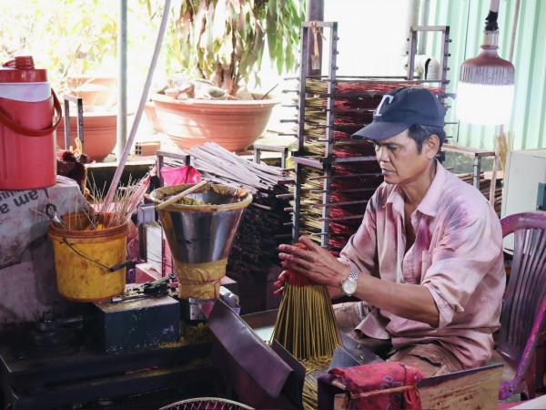 Làng nghề ở TP.HCM mùa tết: Làng nhang Lê Minh Xuân 100 năm tuổi