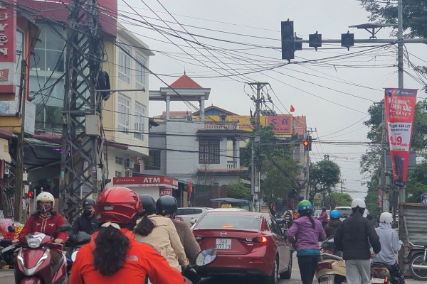 Đèn giao thông chập chờn, Quảng Trị xem xét đổi nguồn điện mặt trời qua điện lưới