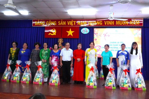 'San sẻ khó khăn với phụ nữ để ai cũng có tết' 'San sẻ khó khăn với phụ nữ để ai cũng có tết'