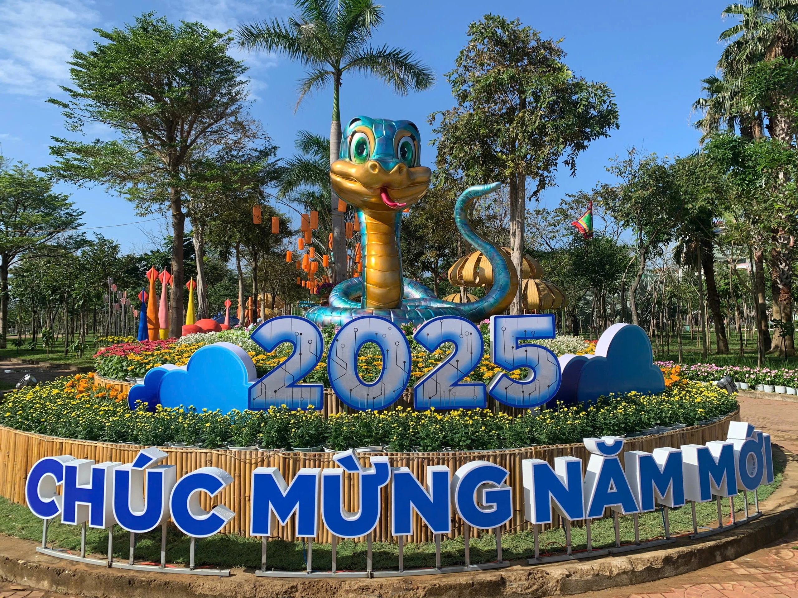 Hổ mang chúa Phú Yên gia nhập 'đường đua' linh vật Tết Ất Tỵ 2025