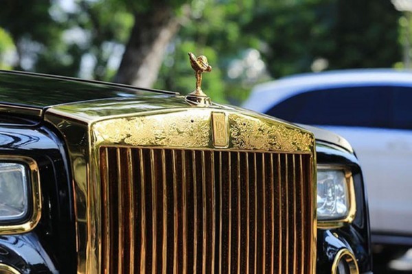 Năm Thìn sắp qua, Rolls-Royce Phantom "rồng vàng" ra chợ xe cũ, giá rẻ