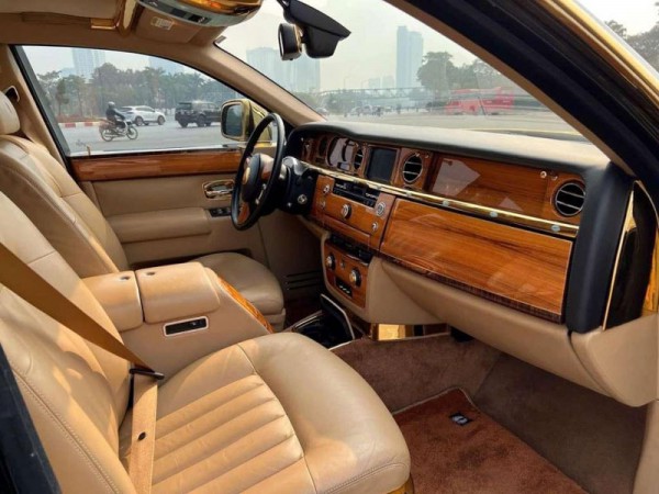 Năm Thìn sắp qua, Rolls-Royce Phantom "rồng vàng" ra chợ xe cũ, giá rẻ