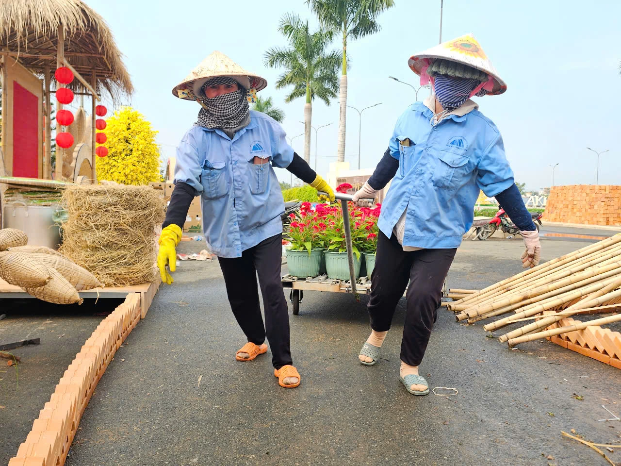 Chủ tịch Xuyên Mộc giải nghĩa linh vật hổ mang chúa đội nón lá