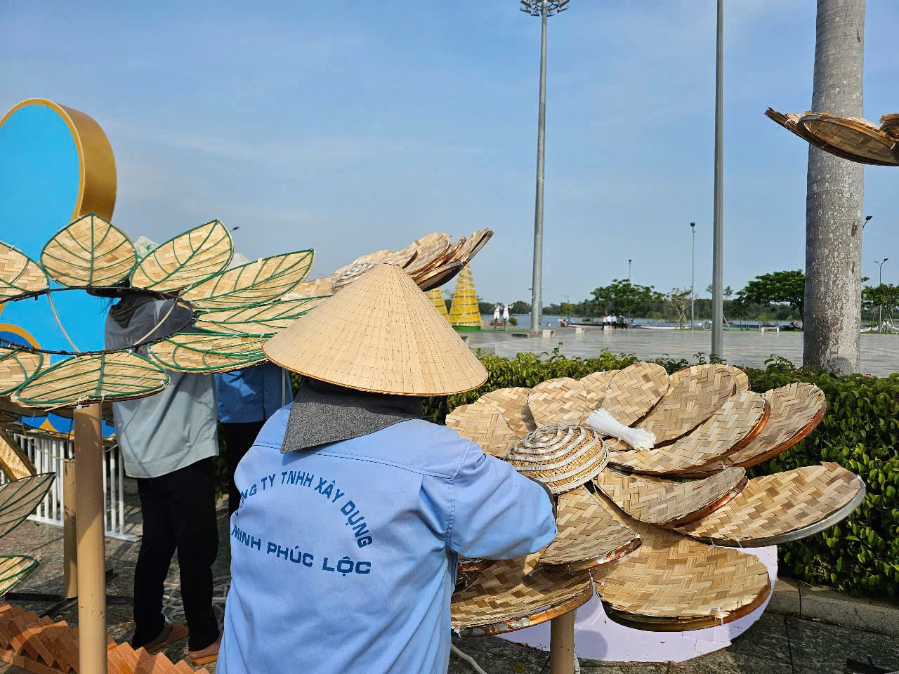 Chủ tịch Xuyên Mộc giải nghĩa linh vật hổ mang chúa đội nón lá