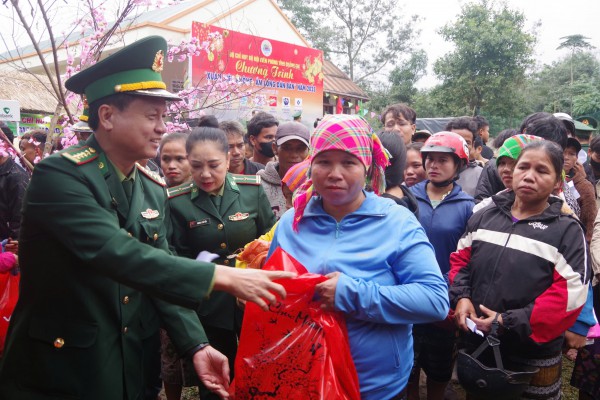 Biên phòng Quảng Trị tặng quà, mang tết đến sớm với đồng bào vùng núi