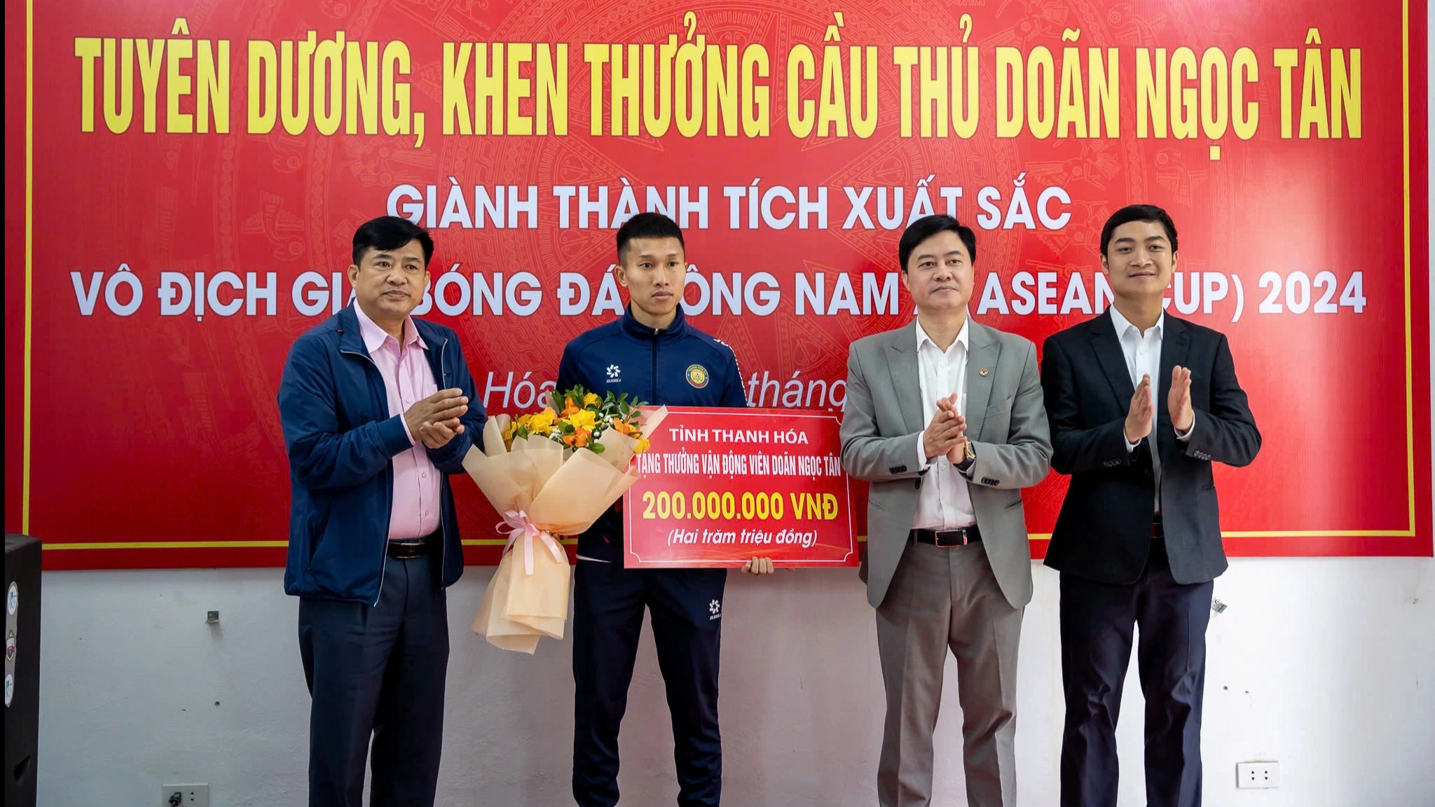 'Chiến binh' Doãn Ngọc Tân được Thanh Hóa thưởng 300 triệu đồng 'Chiến binh' Doãn Ngọc Tân được Thanh Hóa thưởng 300 triệu đồng