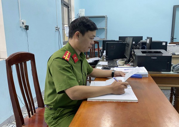 Công an xã giúp người dân nhận lại 100 triệu đồng chuyển khoản nhầm Công an xã giúp người dân nhận lại 100 triệu đồng chuyển khoản nhầm