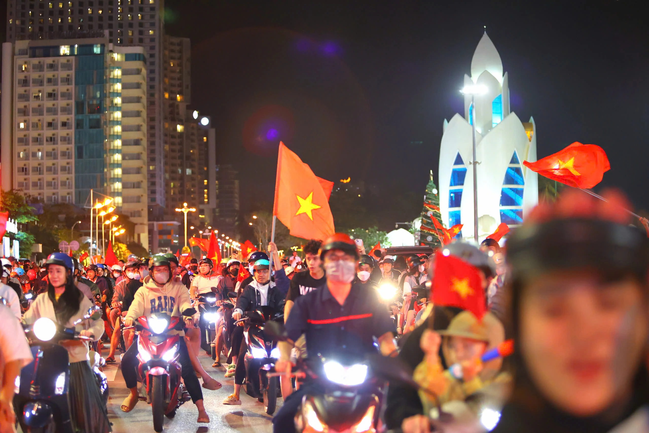 Hàng nghìn người dân, du khách ở phố biển Nha Trang đi 'bão' mừng Việt Nam vô địch Hàng nghìn người dân, du khách ở phố biển Nha Trang đi 'bão' mừng Việt Nam vô địch