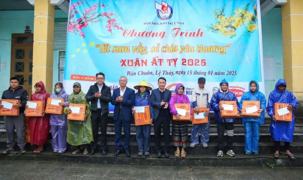 Hội Nhà báo Việt Nam và VRG mang quà tết đến vùng khó Quảng Bình Hội Nhà báo Việt Nam và VRG mang quà tết đến vùng khó Quảng Bình