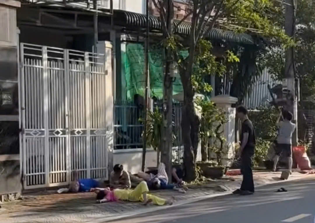 Nhiều người bị điện giật, nằm la liệt bên vỉa hè khi dựng cây nêu đón tết Nhiều người bị điện giật, nằm la liệt bên vỉa hè khi dựng cây nêu đón tết