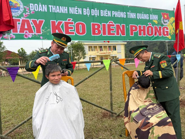 Quà tết đến với đồng bào vùng bản xa Quảng Bình