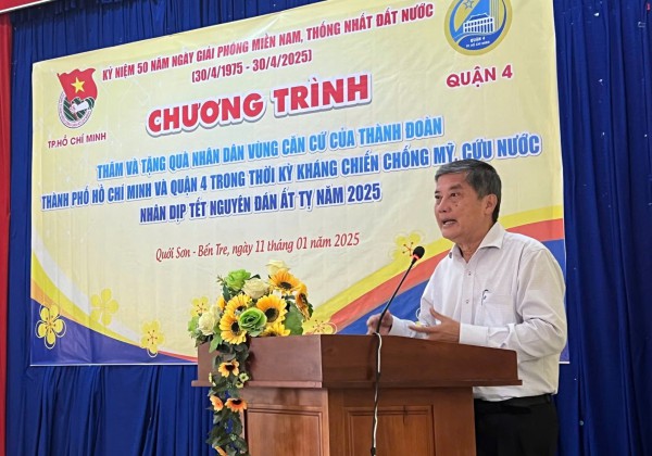 Thăm hỏi, tặng quà tết người dân vùng căn cứ tại Bến Tre