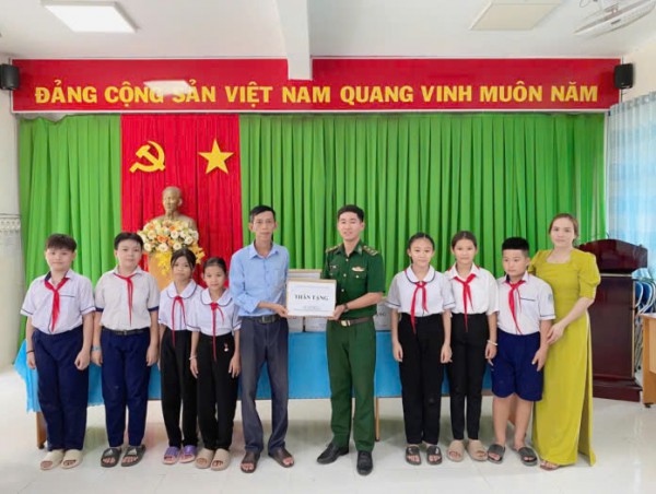 Tủ sách Đặng Thùy Trâm đến quần đảo Hải Tặc Tủ sách Đặng Thùy Trâm đến quần đảo Hải Tặc