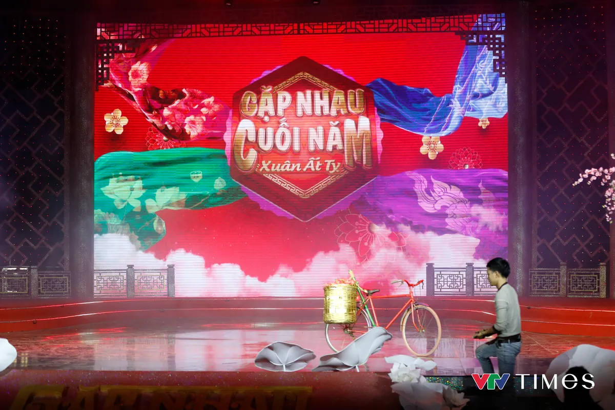 Táo quân 2025: Hé lộ hình ảnh tổng duyệt từ sân khấu - Ảnh 1. Táo quân 2025: Hé lộ hình ảnh tổng duyệt từ sân khấu - Ảnh 1.
