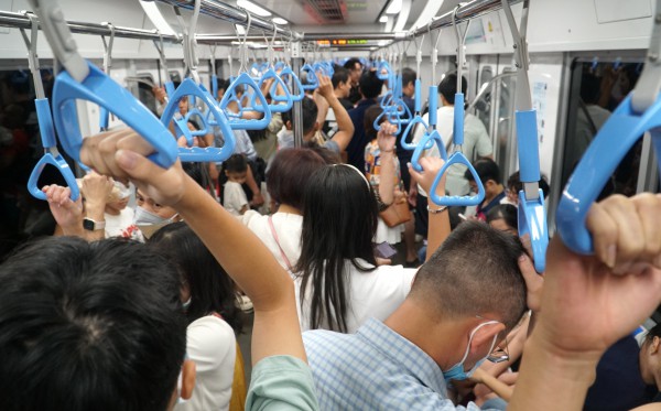 Công ty vận hành metro số 1 TP.HCM lên tiếng vụ khách giành ghế