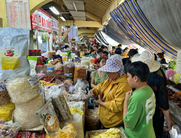 Trưa 25 tháng chạp: Chuyện lạ ở chợ Bình Tây khi hàng bánh kẹo 'không còn gì để bán'