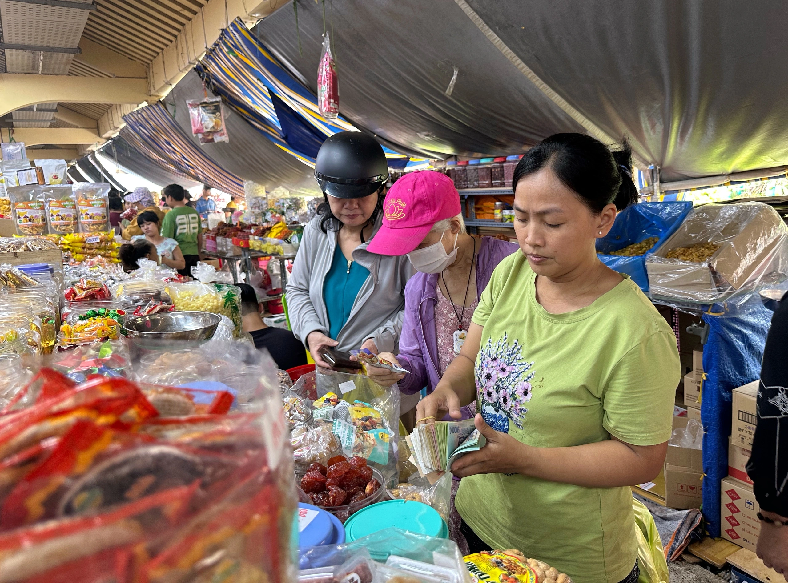 Trưa 25 tháng chạp: Chuyện lạ ở chợ Bình Tây khi hàng bánh kẹo 'không còn gì để bán'