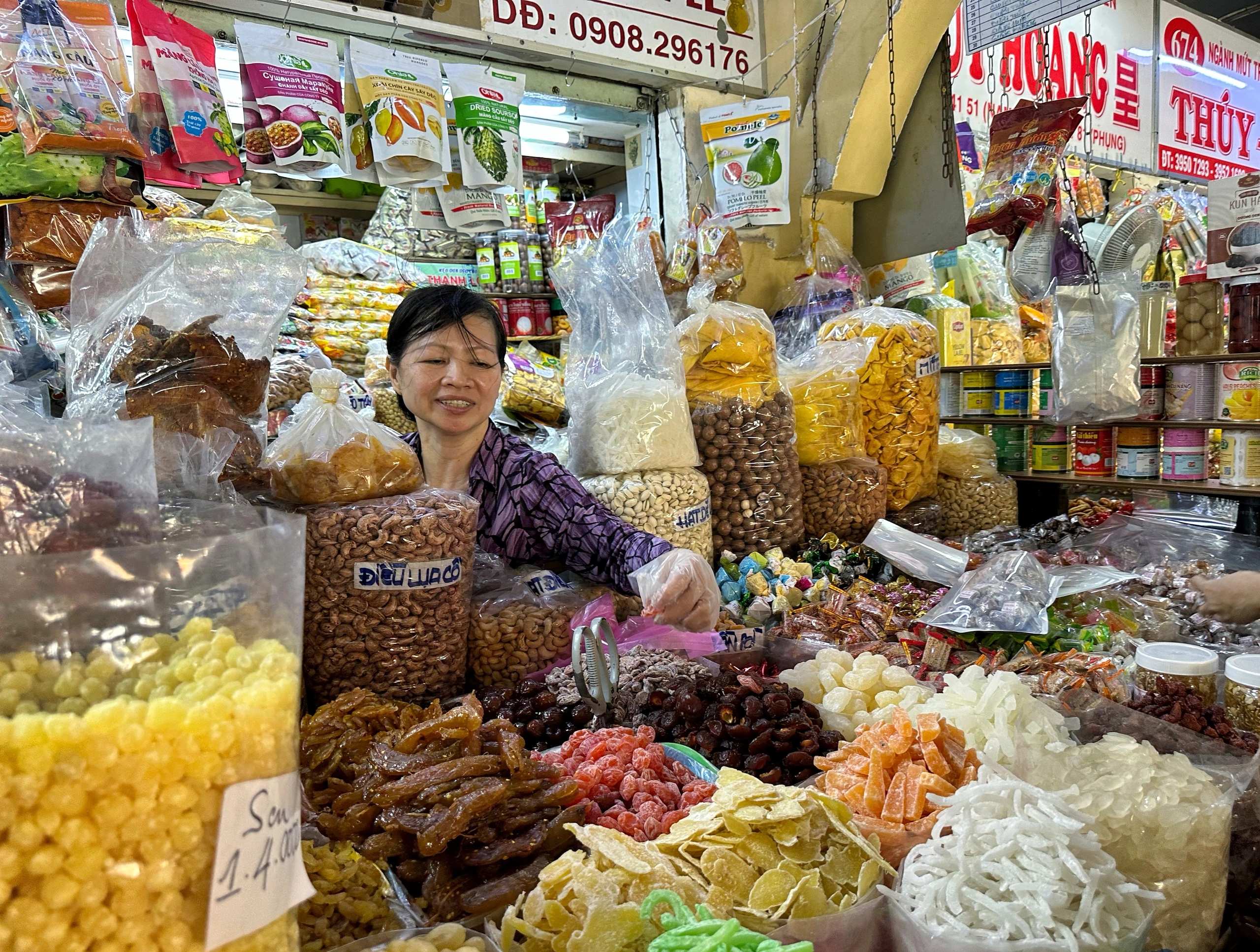 Trưa 25 tháng chạp: Chuyện lạ ở chợ Bình Tây khi hàng bánh kẹo 'không còn gì để bán'