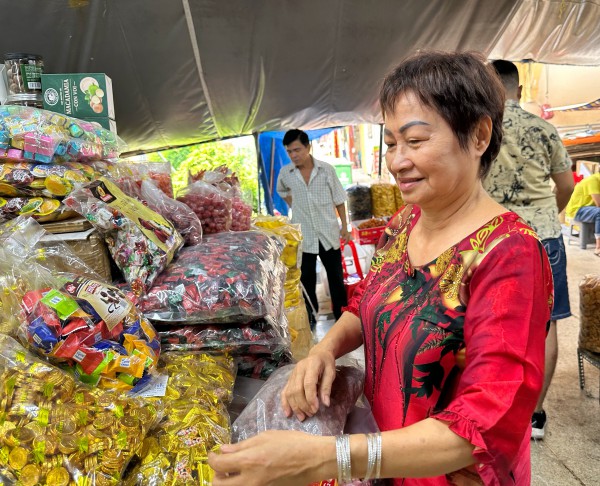 Trưa 25 tháng chạp: Chuyện lạ ở chợ Bình Tây khi hàng bánh kẹo 'không còn gì để bán'