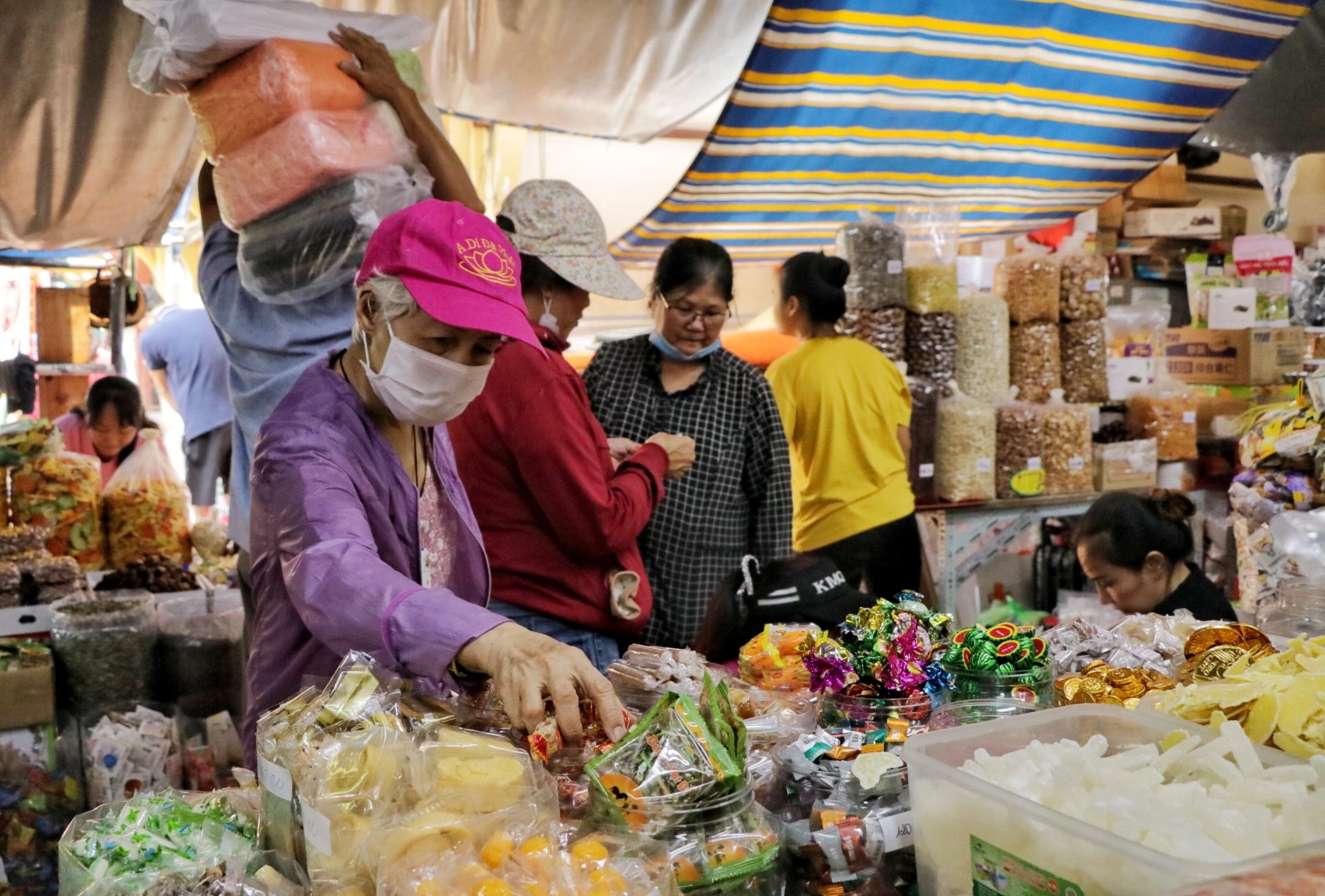 Trưa 25 tháng chạp: Chuyện lạ ở chợ Bình Tây khi hàng bánh kẹo 'không còn gì để bán'