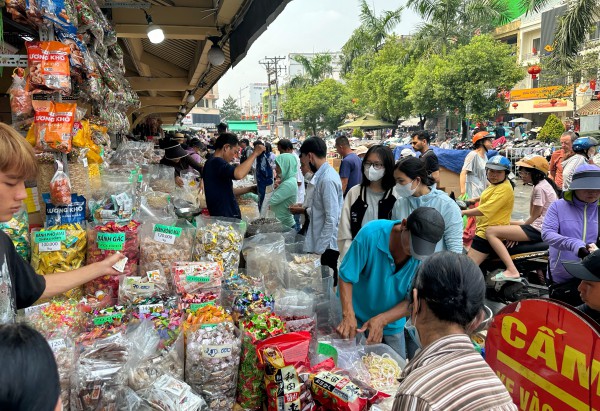 Trưa 25 tháng chạp: Chuyện lạ ở chợ Bình Tây khi hàng bánh kẹo 'không còn gì để bán'