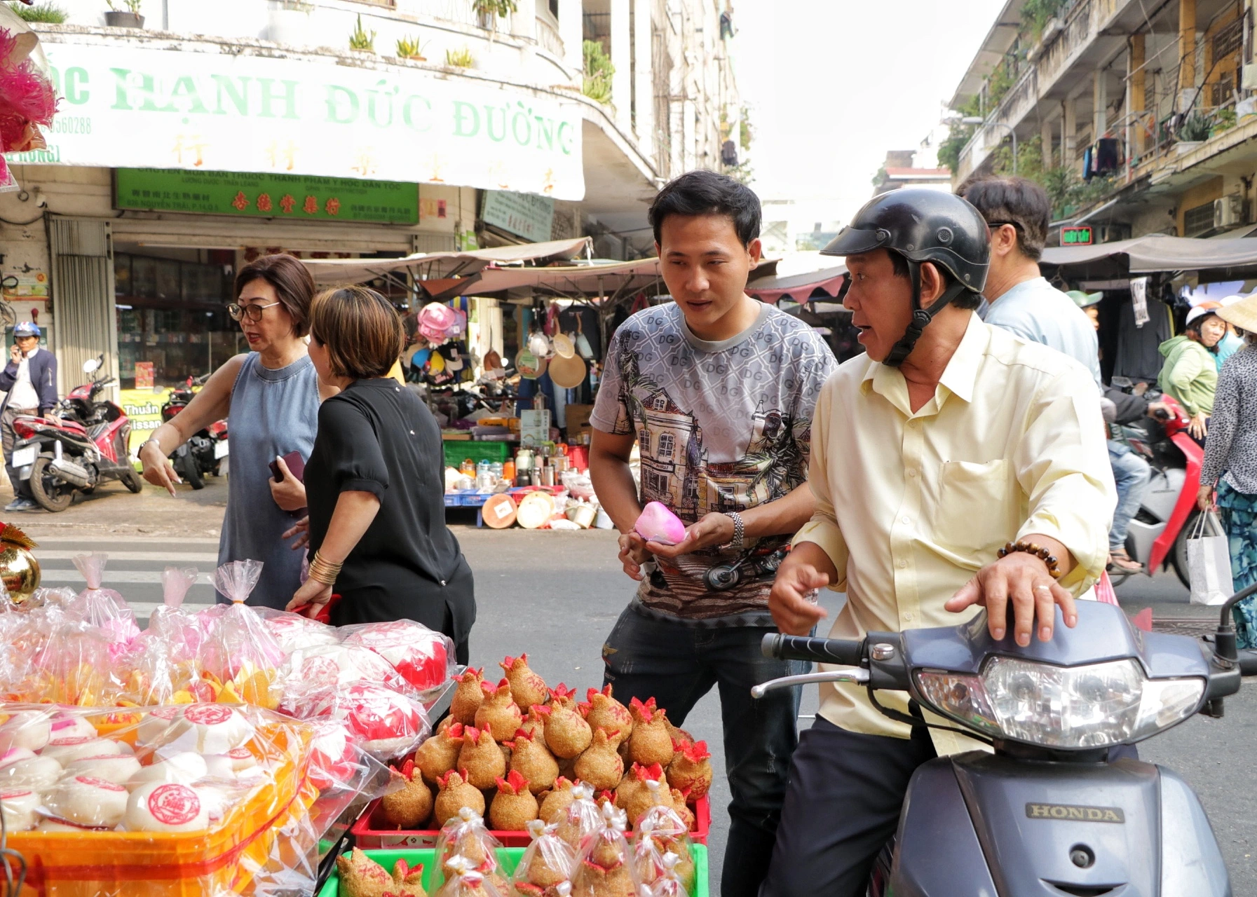 Chợ Lớn có chợ độc lạ chỉ 'xuất hiện' khi tết đến: Có gì hấp dẫn?