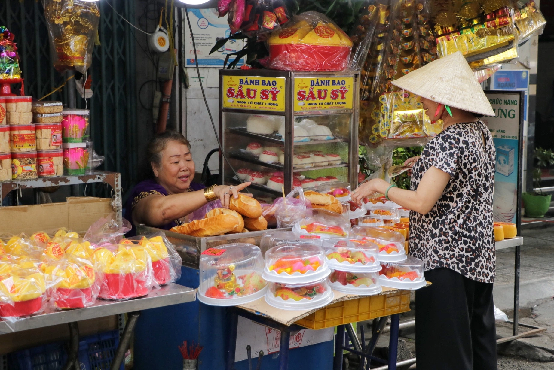 Chợ Lớn có chợ độc lạ chỉ 'xuất hiện' khi tết đến: Có gì hấp dẫn?