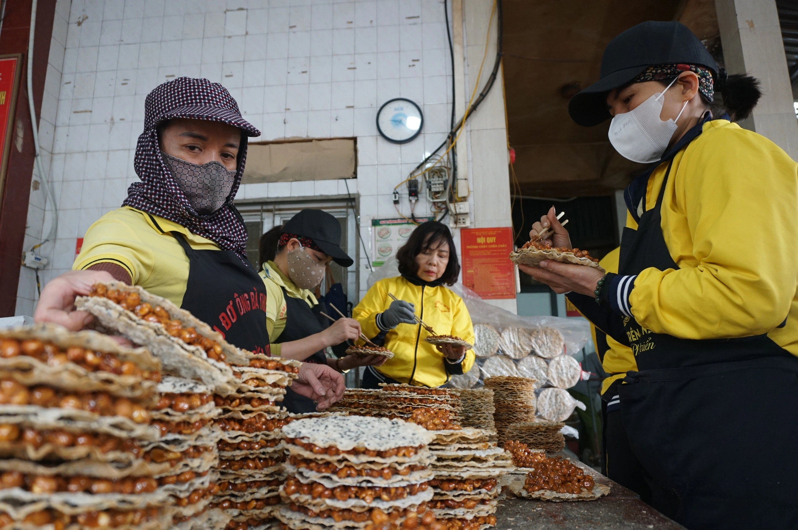 Tăng gấp đôi công nhân, làm suốt cả ngày cũng không đủ cu đơ bán cho khách