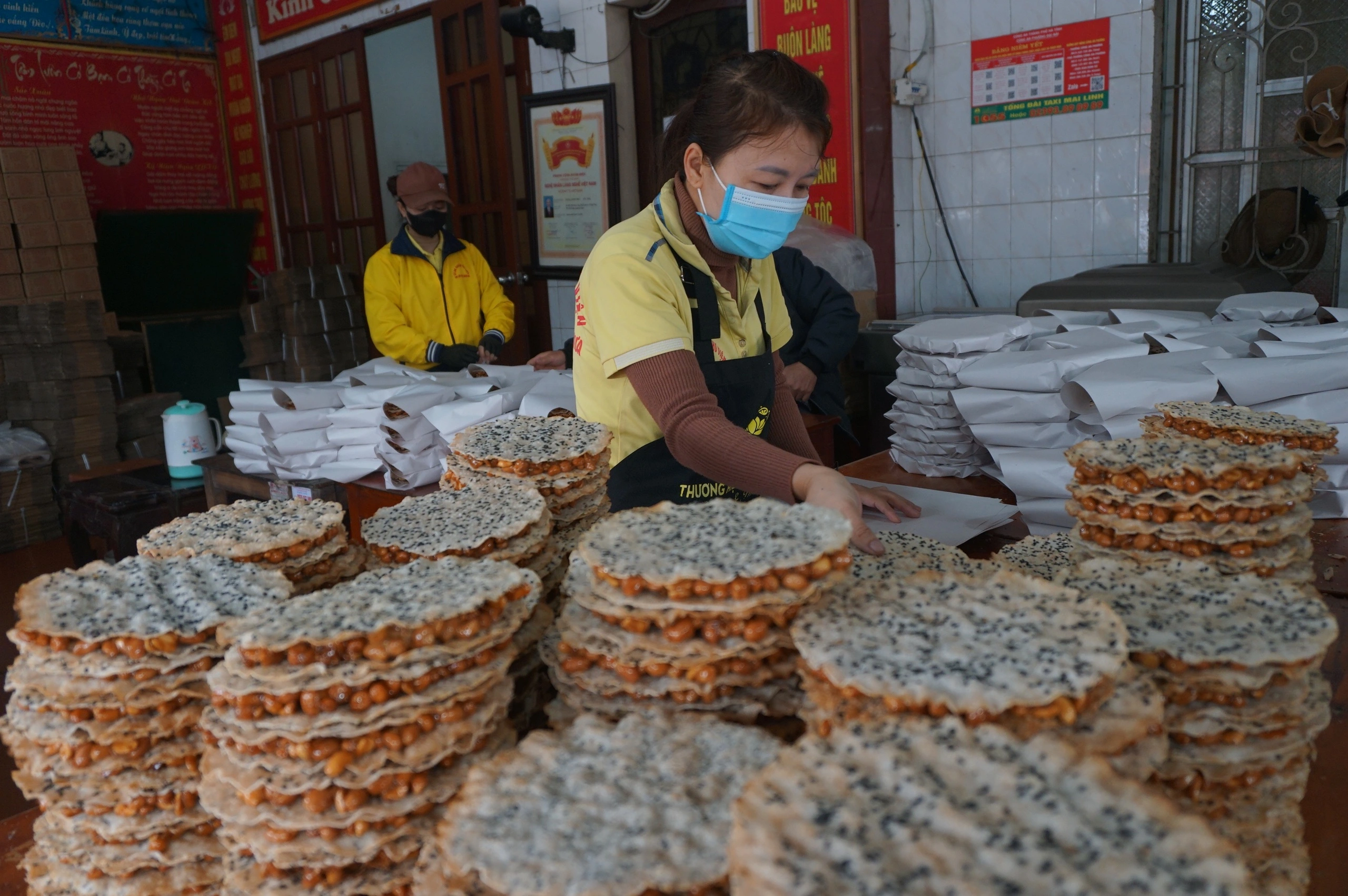 Tăng gấp đôi công nhân, làm suốt cả ngày cũng không đủ cu đơ bán cho khách