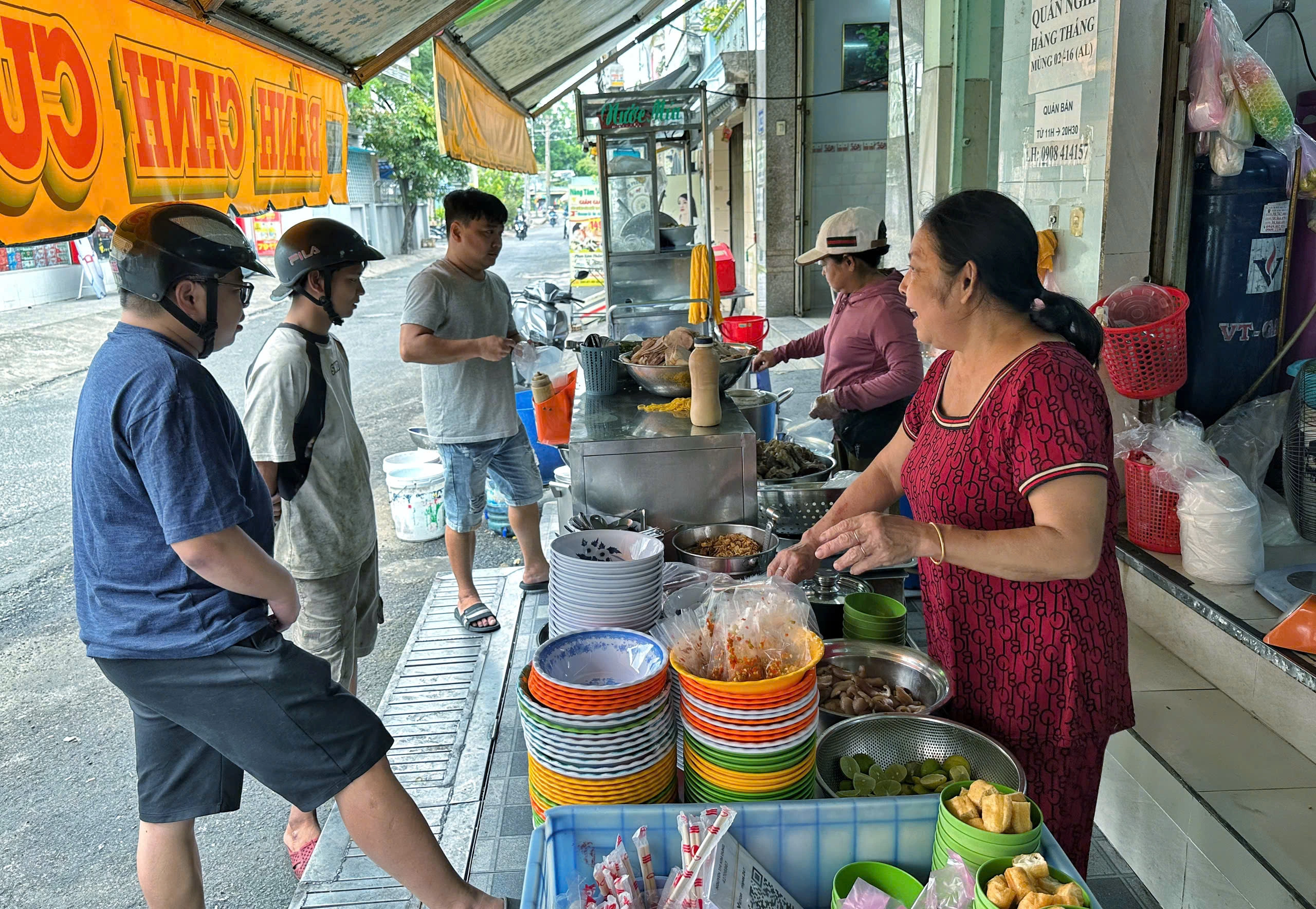 Bánh canh nửa thế kỷ của 3 chị em ở TP.HCM: Khách sốc vì… 'giò heo siêu to'