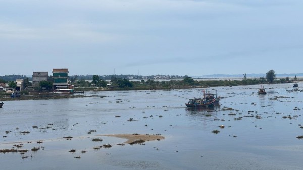 Cửa biển bồi lấp, hàng trăm tàu cá không thể ra khơi