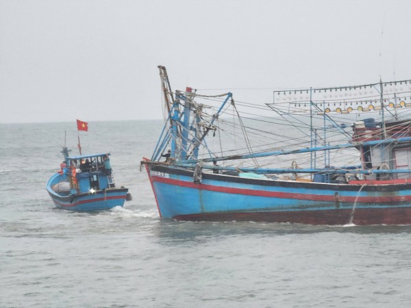 Cửa biển bồi lấp, hàng trăm tàu cá không thể ra khơi