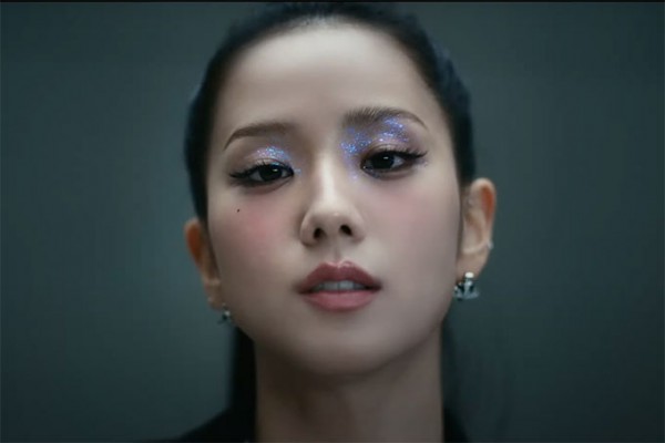 Xu hướng làm đẹp của Jisoo trong MV 