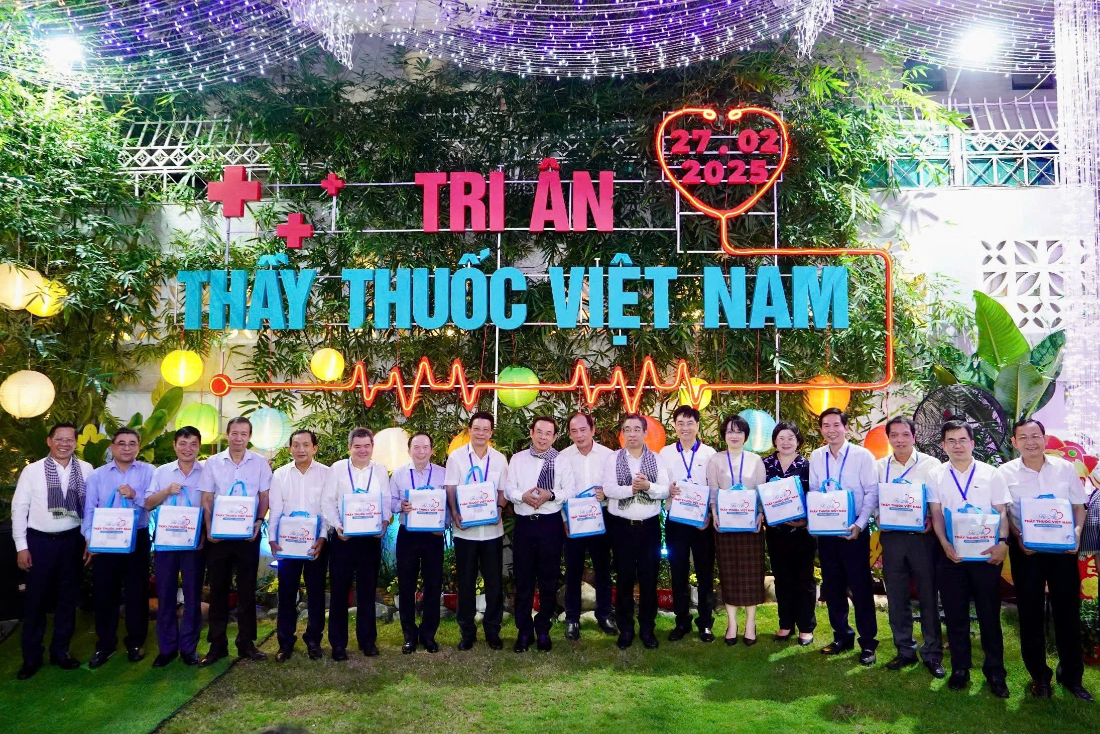 Lãnh đạo Thành ủy TP.HCM họp mặt tri ân đội ngũ y, bác sĩ