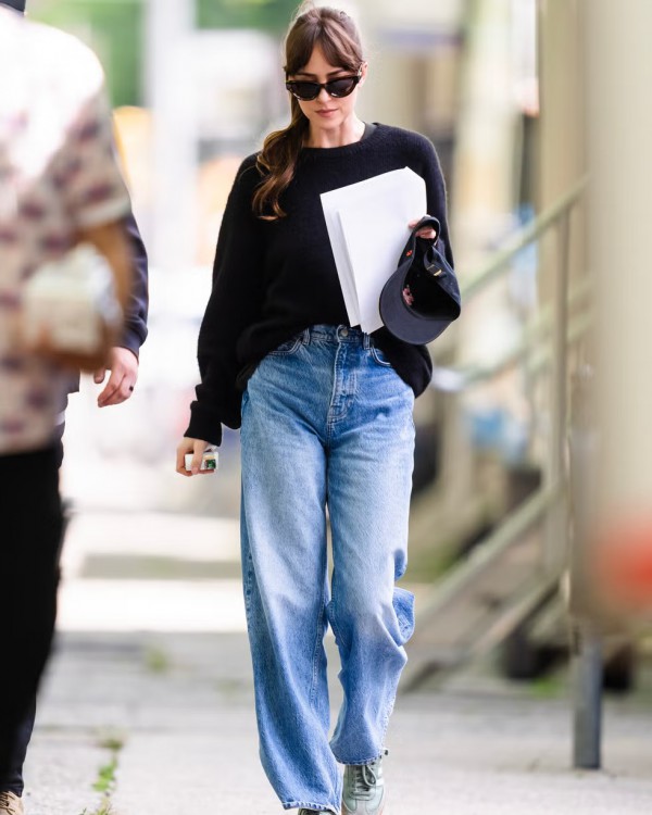 Học cách phối quần jeans trẻ trung như Dakota Johnson