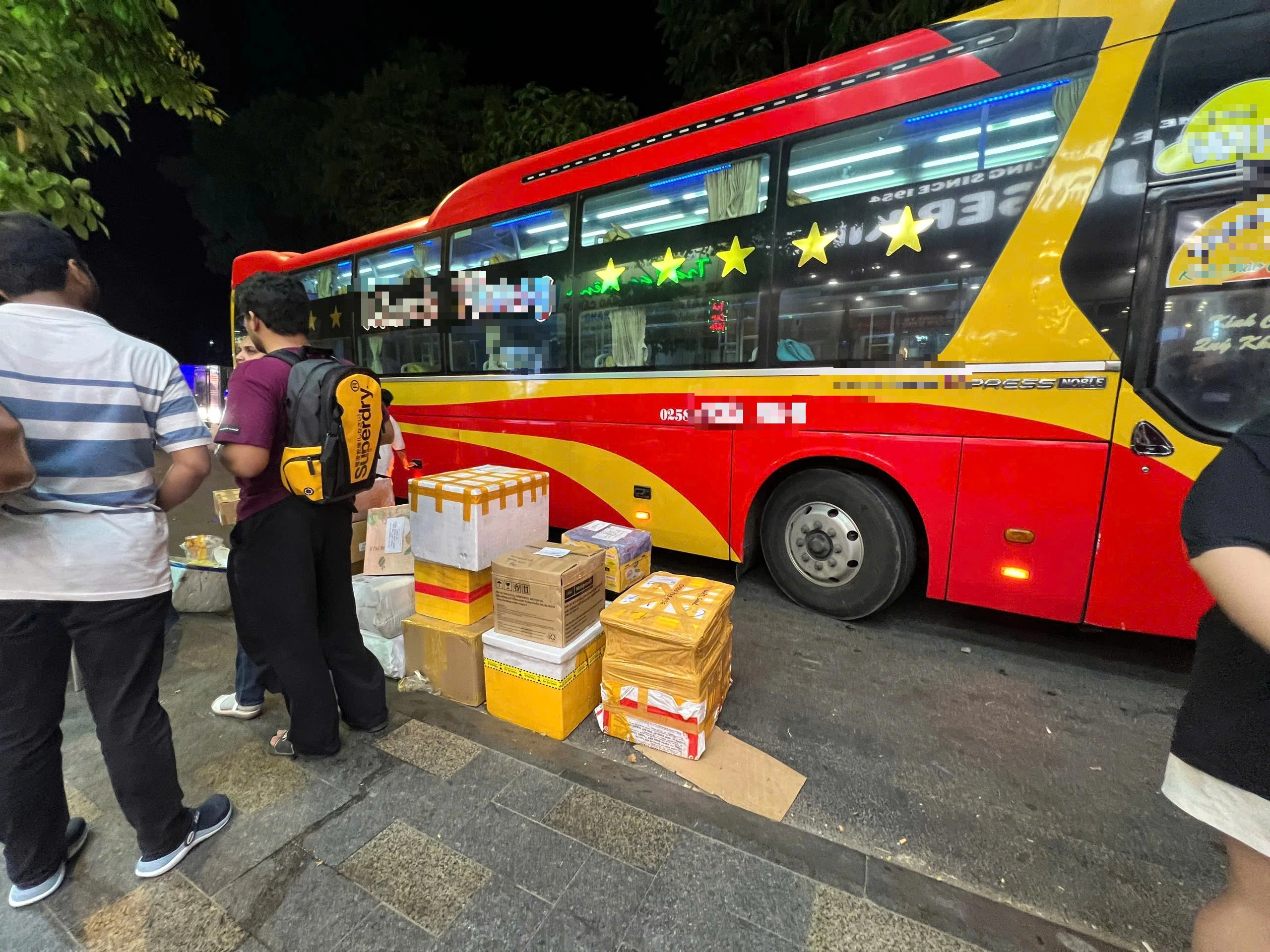 TP.HCM: Xe khách biến tướng, tung hoành bát nháo ở trung tâm Q.1