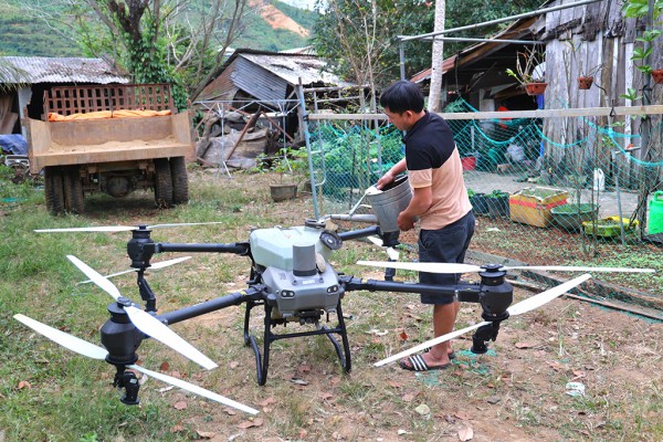 Nông dân ứng dụng drone