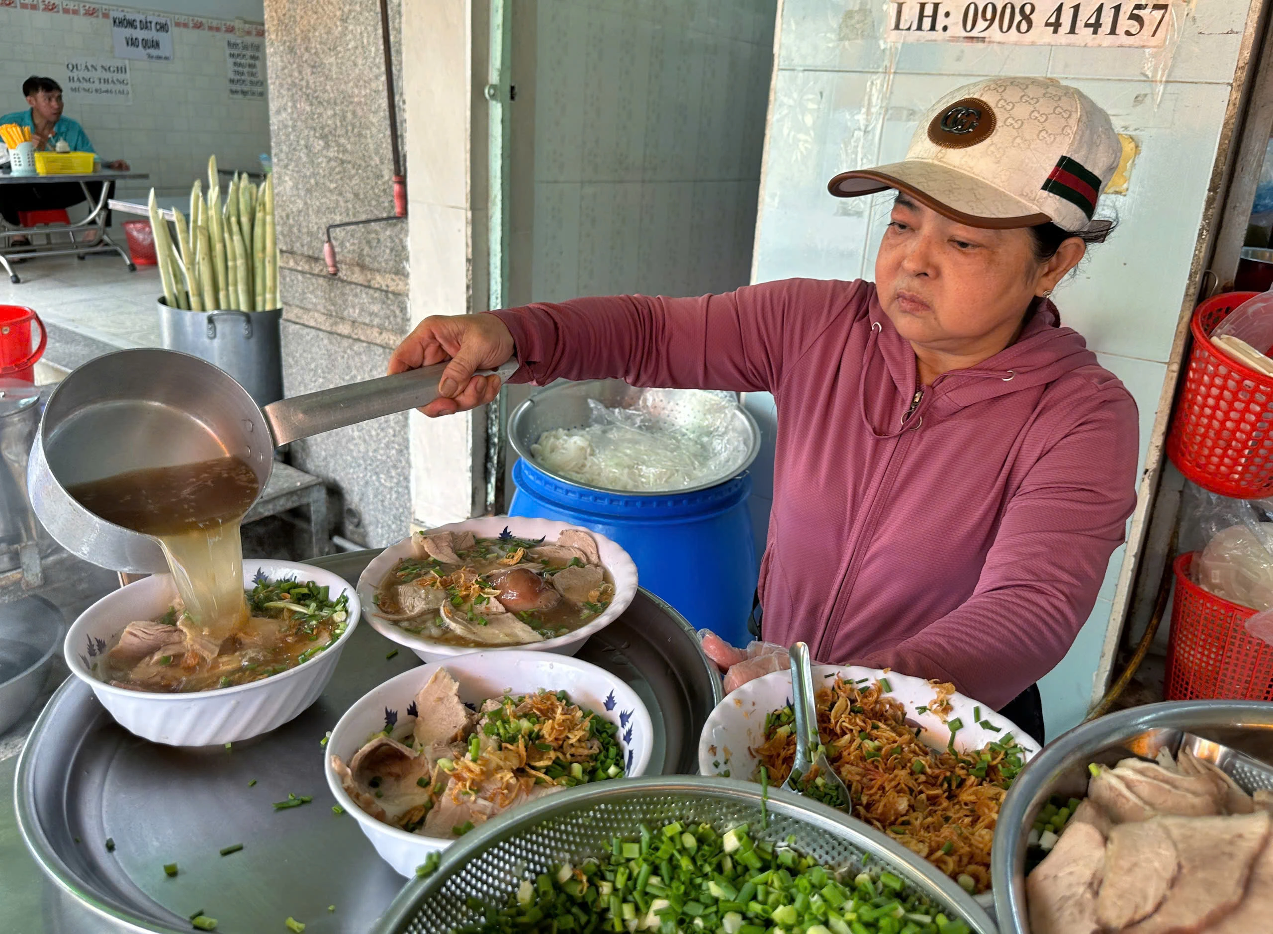 Bánh canh nửa thế kỷ của 3 chị em ở TP.HCM: Khách sốc vì… 'giò heo siêu to'