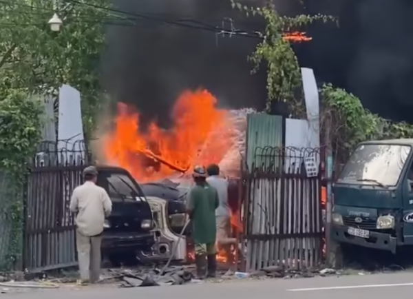 Cháy lớn trong bãi phế liệu ở Khánh Hòa