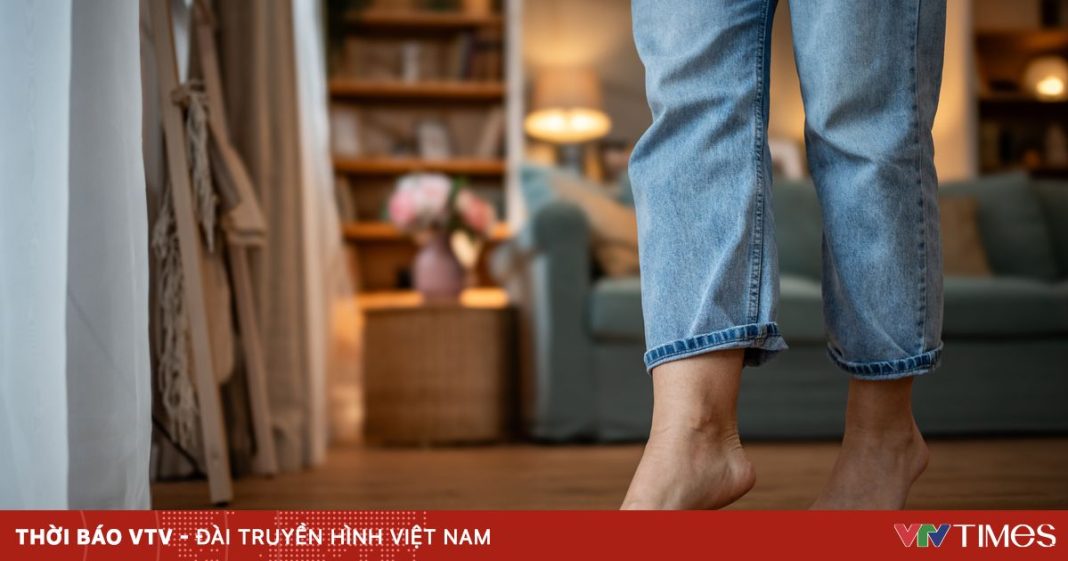 Có nên đi chân trần trong nhà?