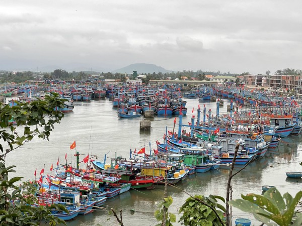 Cửa biển bồi lấp, hàng trăm tàu cá không thể ra khơi