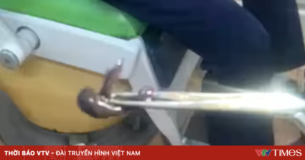 Gắp con đỉa rừng chui sâu trong hốc mũi người đàn ông