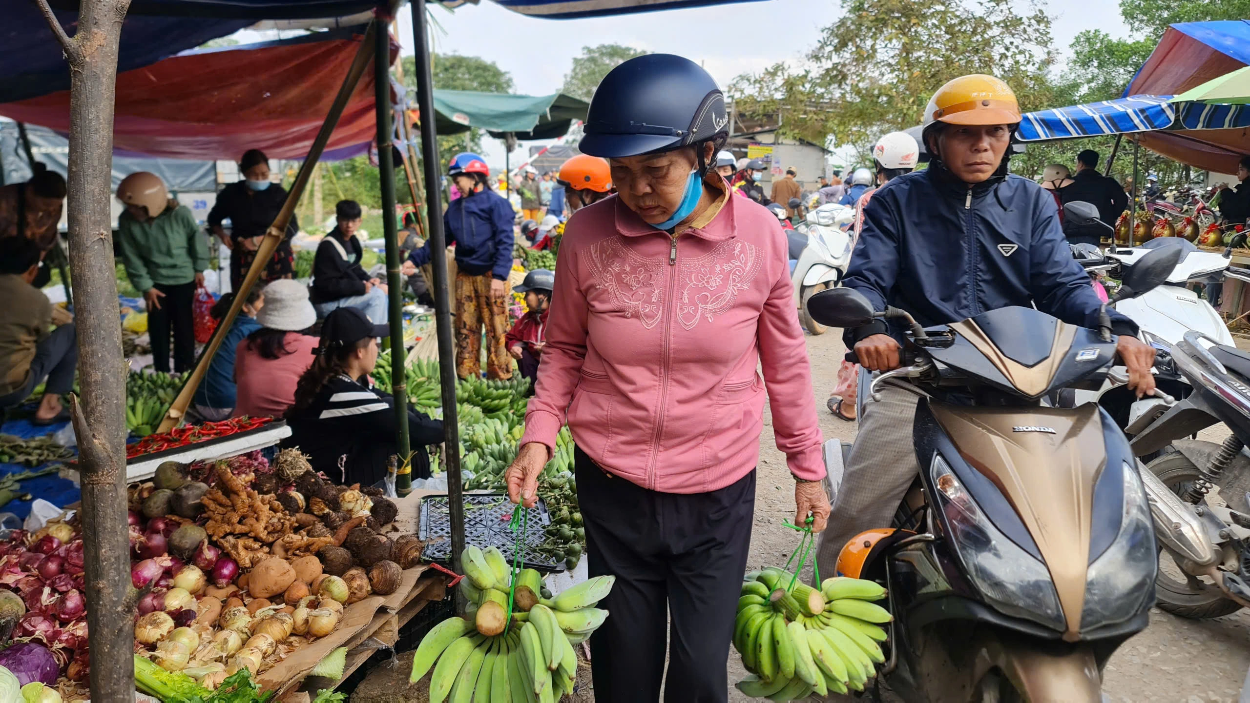 Người Huế chọn chuối ngày Tết: 'Đắt đến mấy cũng phải tìm mua vài nải'