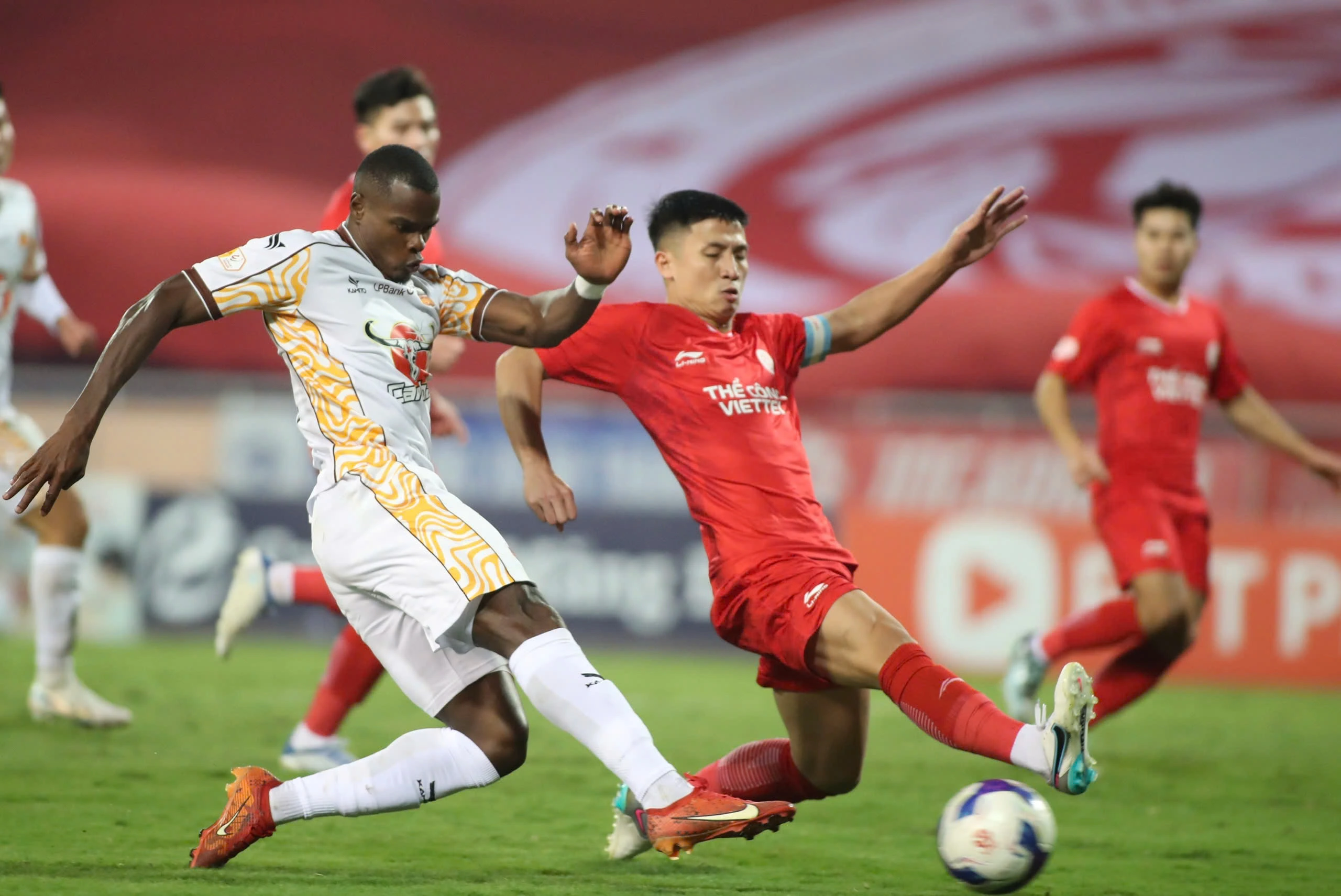 Nóng 'chợ' chuyển nhượng giữa mùa V-League