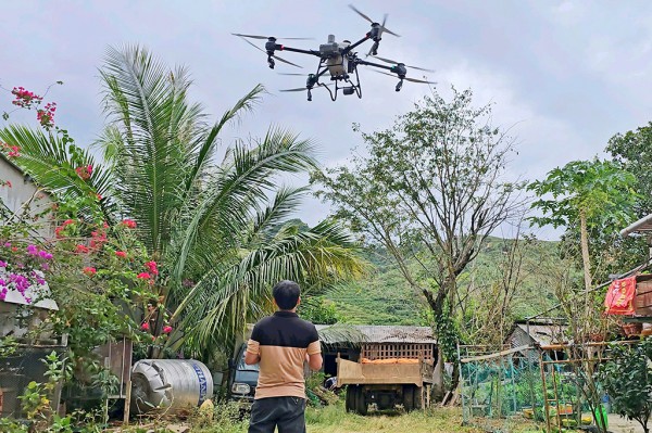 Nông dân ứng dụng drone