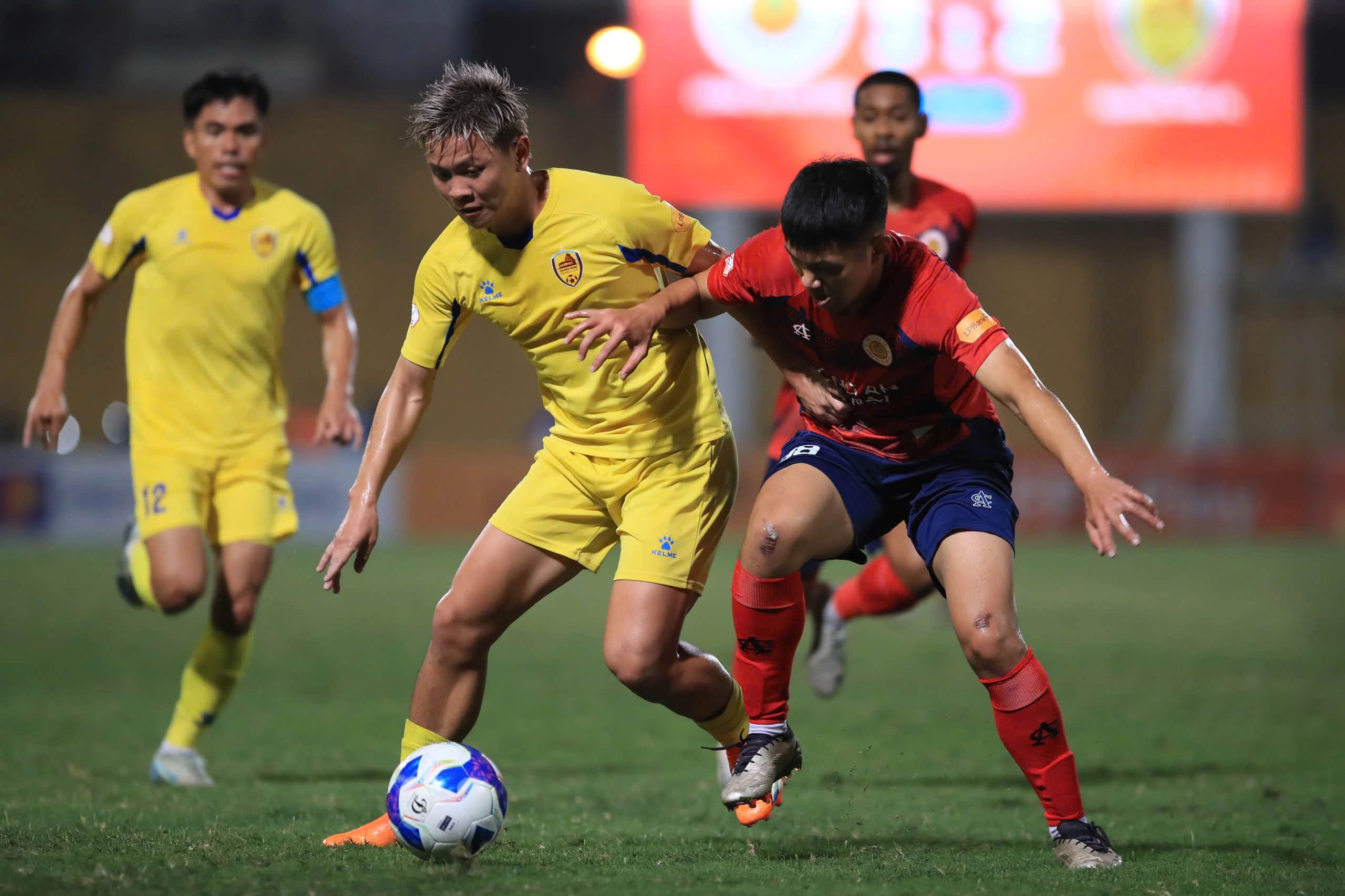 V-League cực căng: HAGL và 'vua bất bại' còn nguyên nguy cơ xuống hạng