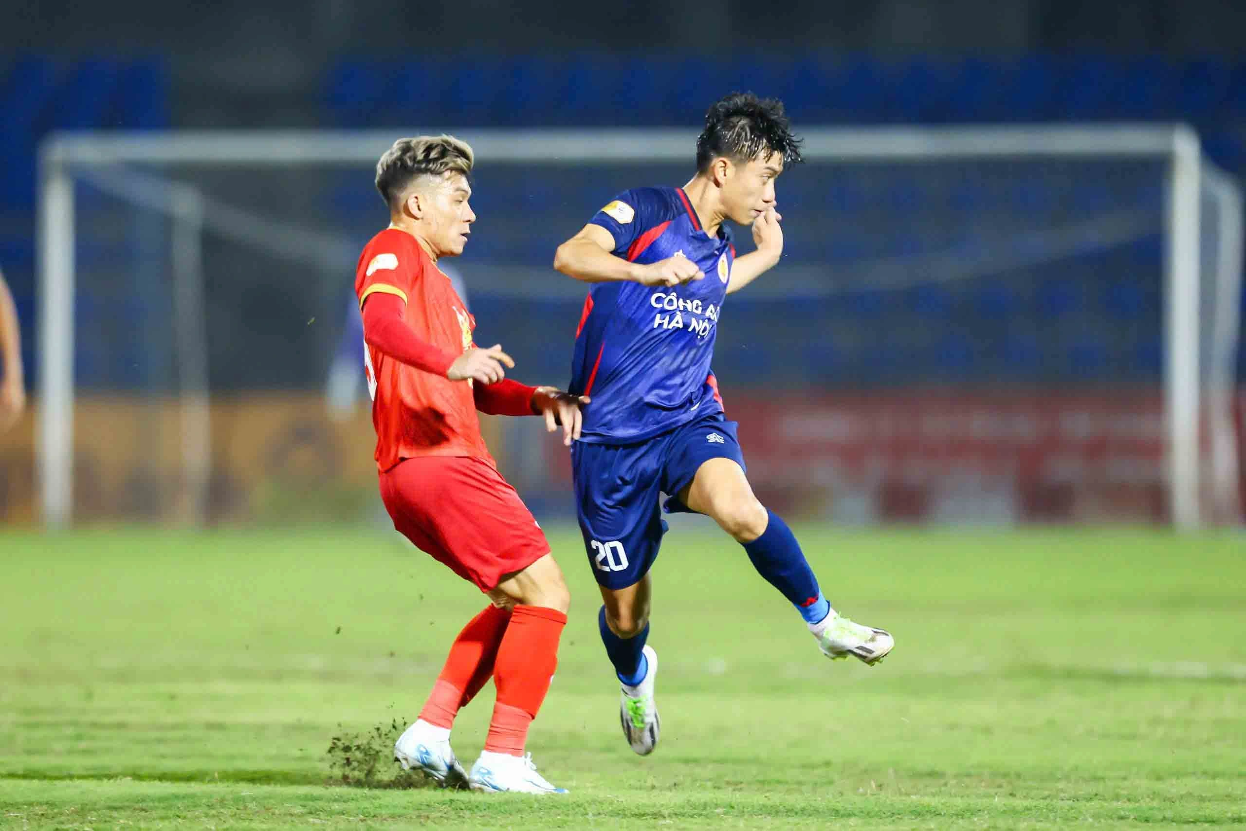 VPF mạnh tay về mặt sân xấu tại V-League