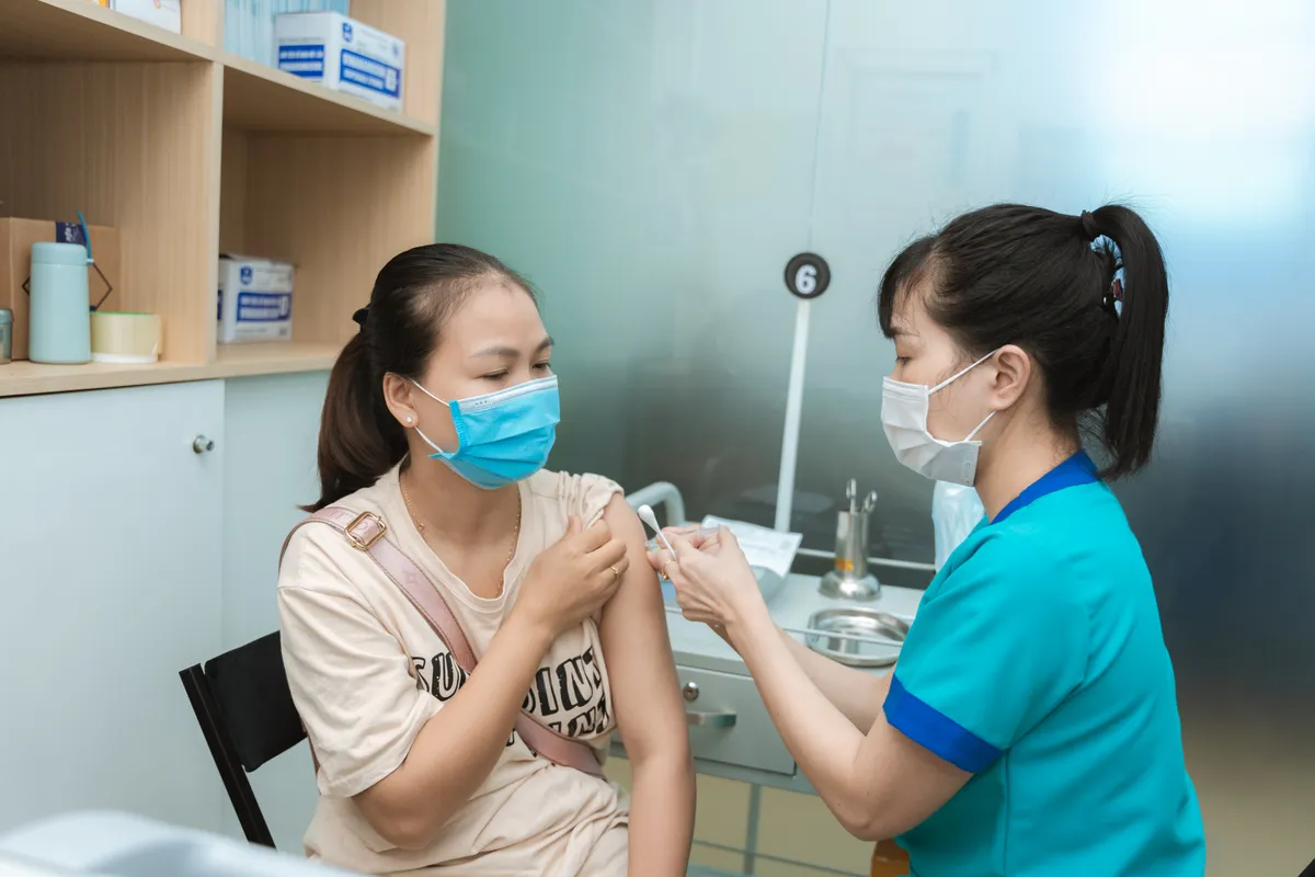 Tình hình bệnh cúm phức tạp, Bộ Y tế khuyến cáo người dân nên tiêm vaccine để phòng bệnh - Ảnh 1.