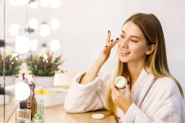 Mẹo giúp lớp trang điểm lâu trôi khi thời tiết nồm ẩm